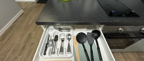 Geladeira, micro-ondas, cooktop, talheres/pratos/utensílios de cozinha