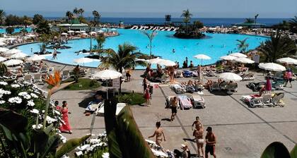 Stunning 3 Bedroom Apartment in Radazul with Ocean Views