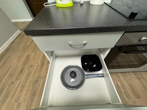 Réfrigérateur, four à micro-ondes, un four, surface de cuisson