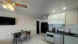 Fridge, microwave, oven, stovetop - Guesthouse Imperia 8 (Šiauliai)