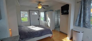 Iron/ironing board, WiFi, bed sheets - Cozy Cove: tiny home with an amazing view! (Camano)