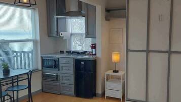 Køleskab, mikrobølgeovn, kogeplade, kaffe-/temaskine