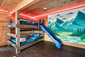 4 bedrooms, desk, iron/ironing board, WiFi