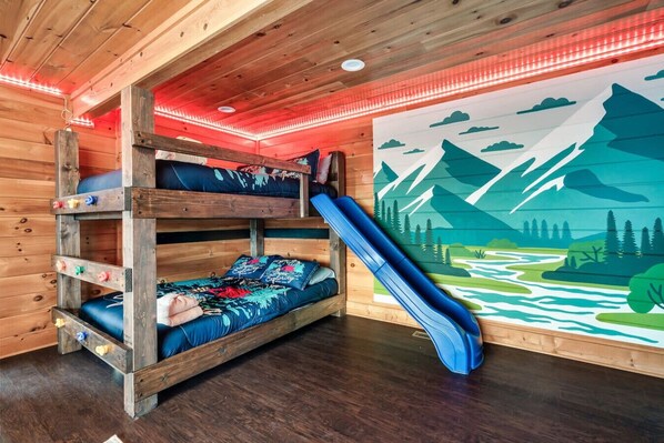 4 bedrooms, desk, iron/ironing board, WiFi