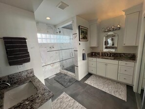 Een douche, een haardroger, een bidet, handdoeken