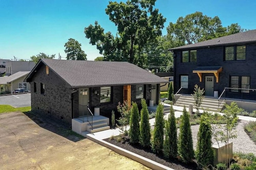 The Nomad 48-person Hillsboro Village Retreat Studio & 1BR Spaces