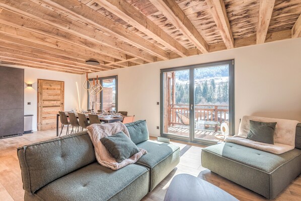 Een televisie, een open haard, boeken en een stereo