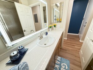 Hair dryer, towels, soap, shampoo - Oceanfront 1 BR w/ Pool and Heated Pool (Redondo Beach)