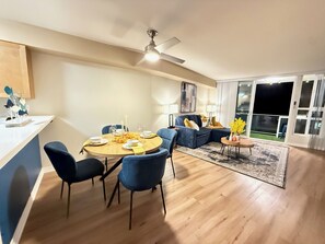 Dining - Oceanfront 1 BR w/ Pool and Heated Pool (Redondo Beach)