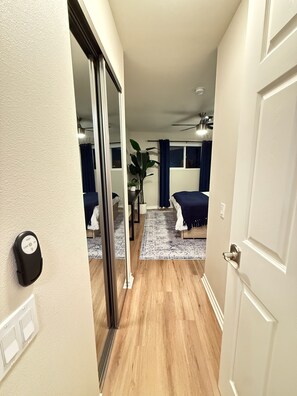 1 bedroom, in-room safe, desk, iron/ironing board - Oceanfront 1 BR w/ Pool and Heated Pool (Redondo Beach)
