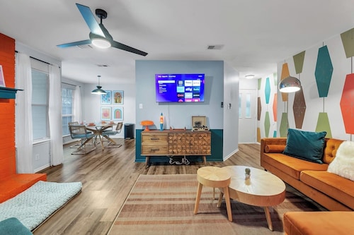 Luxury Cowboy Pool | Disco Retreat • Dog OK