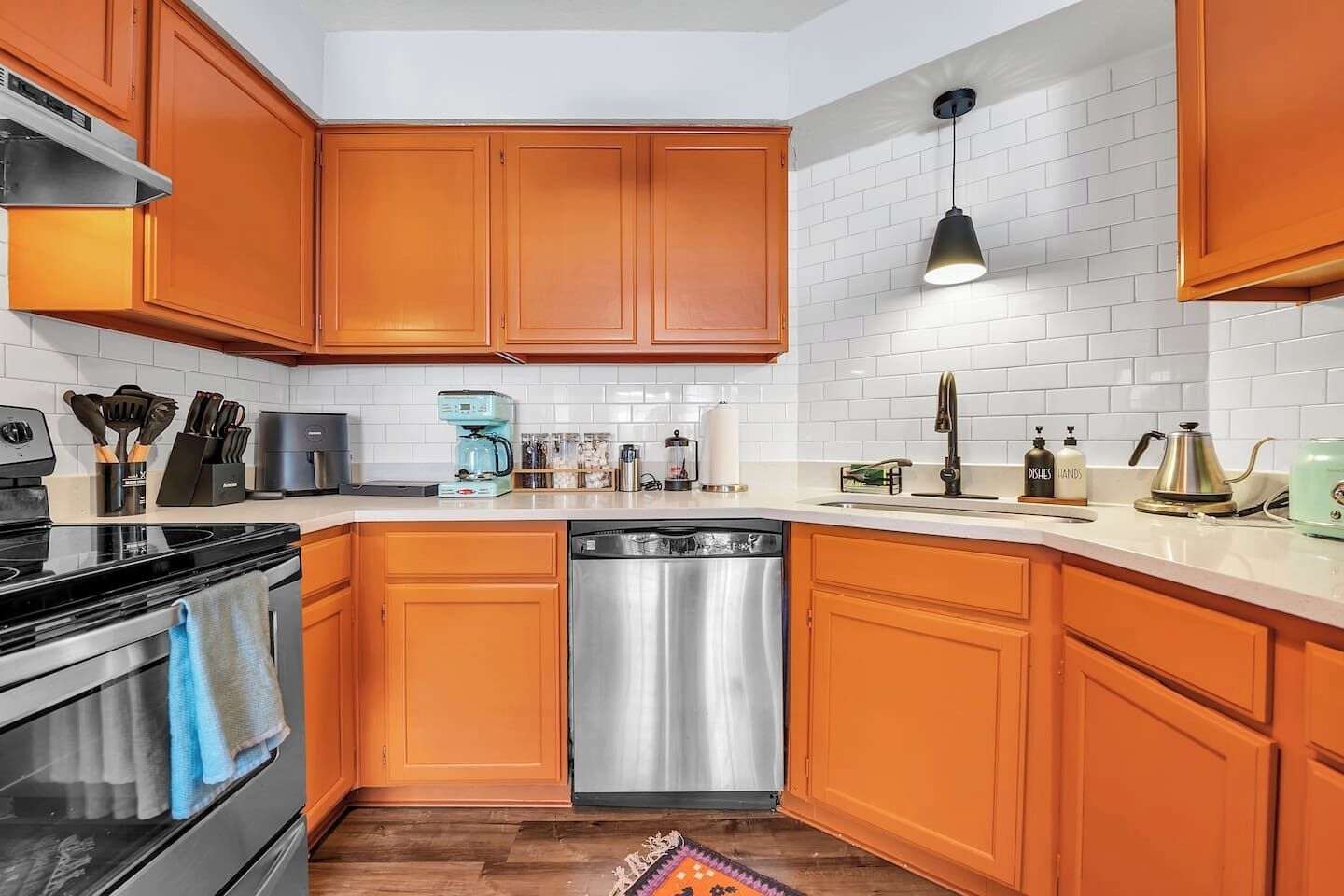 冷蔵庫、電子レンジ、オーブン、コンロ