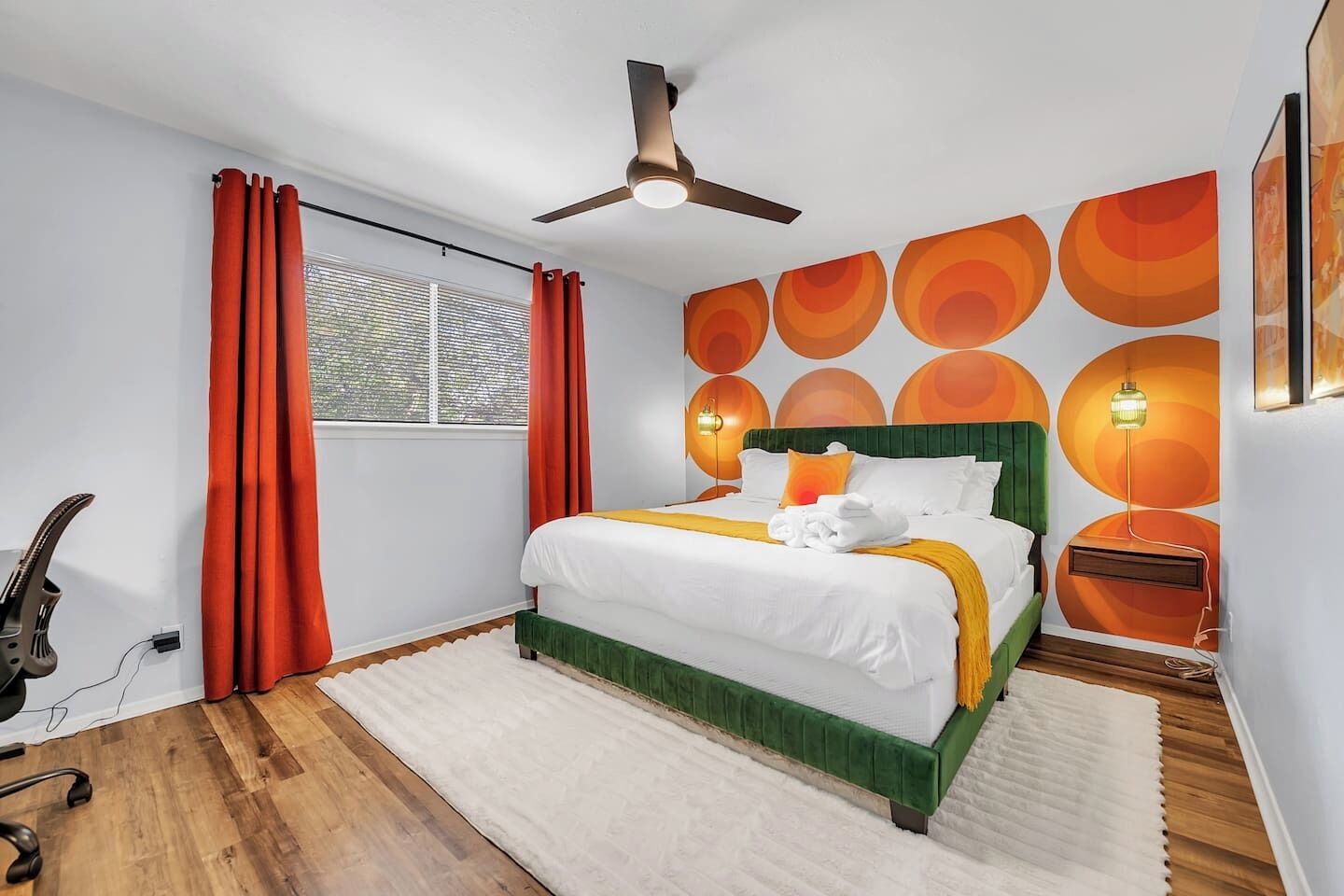 2 habitaciones, escritorio y tabla de planchar con plancha 