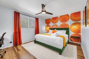 2 habitaciones, escritorio y tabla de planchar con plancha