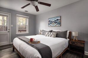 4 bedrooms, desk, iron/ironing board, travel cot - Cozy Mountain Retreat | Hot Tub & Fire Pit & Dogs (Harpers Ferry)