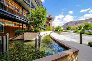 Property grounds - Chelan Resort Suites: Water Sunset #303 (Chelan)