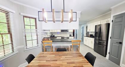 Spacious 3BR Retreat – Split-King Beds near UNC