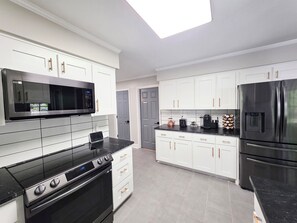 Geladeira, micro-ondas, fogão, cooktop