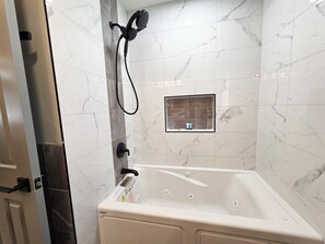 Whirlpool, Haartrockner, Bidet, Handtücher