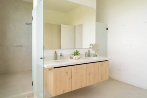 Shower, hair dryer, shampoo - Exclusive Designer Condo w/ 180° Ocean Front (Playa Herradura)