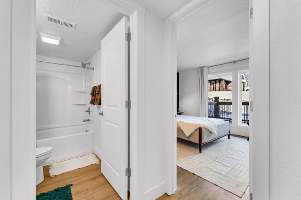 2 habitaciones, tabla de planchar con plancha, cuna de viaje y wifi 