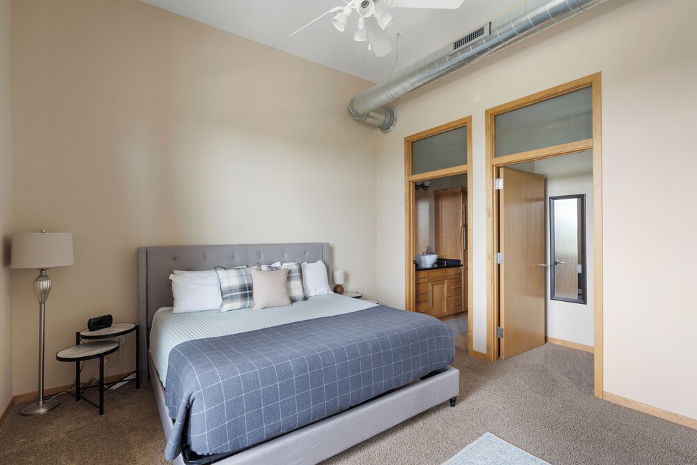 Penthouse Apartments With High Ceiling Elevator photo