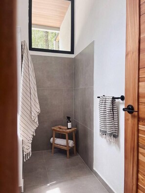 Sèche-cheveux, serviettes fournies