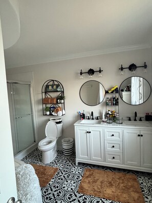 Vasca idromassaggio, asciugacapelli, asciugamani, sapone