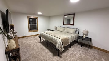 4 bedrooms, desk, iron/ironing board, WiFi
