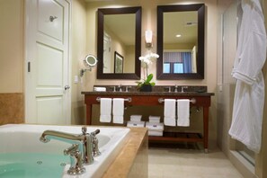 Haartrockner, Handtücher, Seife, Toilettenpapier