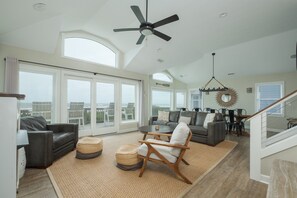 تلفزيون، مدفأة، مشغل دي في دي، كرة قدم الطاولة