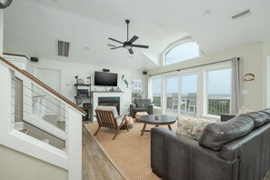 Fernseher, Kamin, DVD-Player, Tischfußball