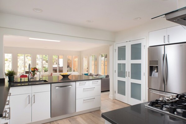 Fridge, microwave, oven, stovetop - La Jolla Kid Friendly Beach House (San Diego)