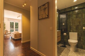 シャワー、ヘアドライヤー、タオル、トイレットペーパー