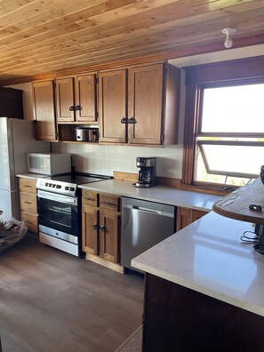 Réfrigérateur, four à micro-ondes, un four, surface de cuisson