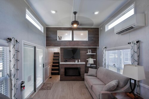 Charming cabin 14 in Hamilton with AC - perfect for a cozy getaway 