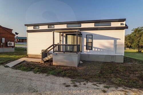 Charming cabin 14 in Hamilton with AC - perfect for a cozy getaway 