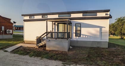Charming cabin 14 in Hamilton with AC - perfect for a cozy getaway