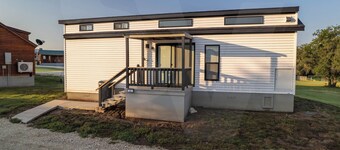 Charming cabin 14 in Hamilton with AC - perfect for a cozy getaway