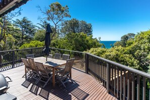 Outdoor dining - Dromana TreeHouse with Sea Views (Dromana)