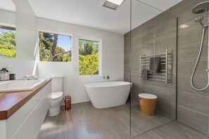 Hair dryer, towels - Dromana TreeHouse with Sea Views (Dromana)
