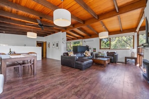 Smart TV, fireplace, books - Dromana TreeHouse with Sea Views (Dromana)