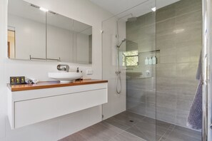 Hair dryer, towels - Dromana TreeHouse with Sea Views (Dromana)