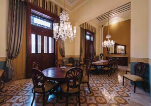 Maison Luxe, piscine privée | Salle à manger