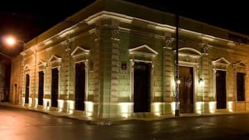 Vista frontal de la propiedad