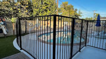 Alberca al aire libre y alberca climatizada