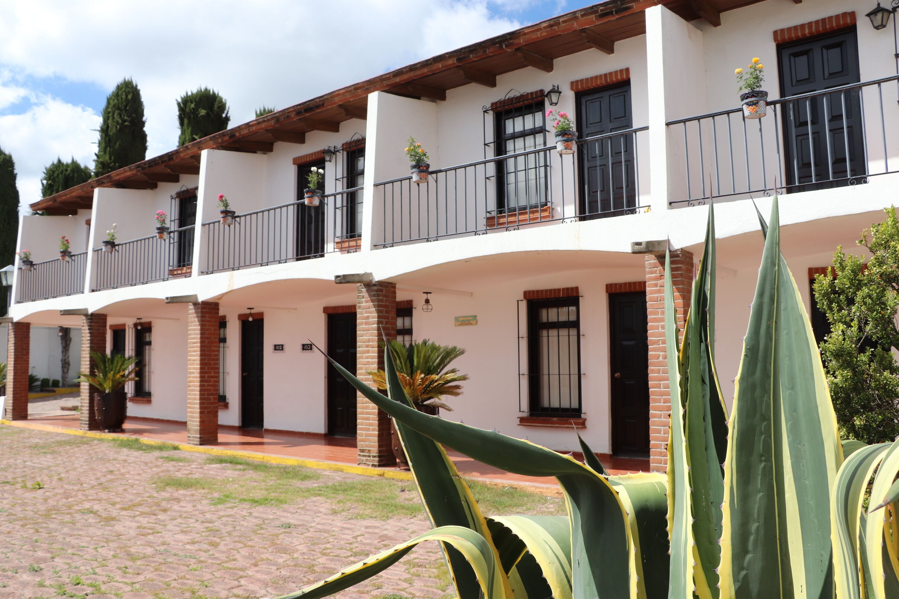 Habitación doble estándar, vista a la montaña | Espacio para trabajar con laptop y wifi gratis 