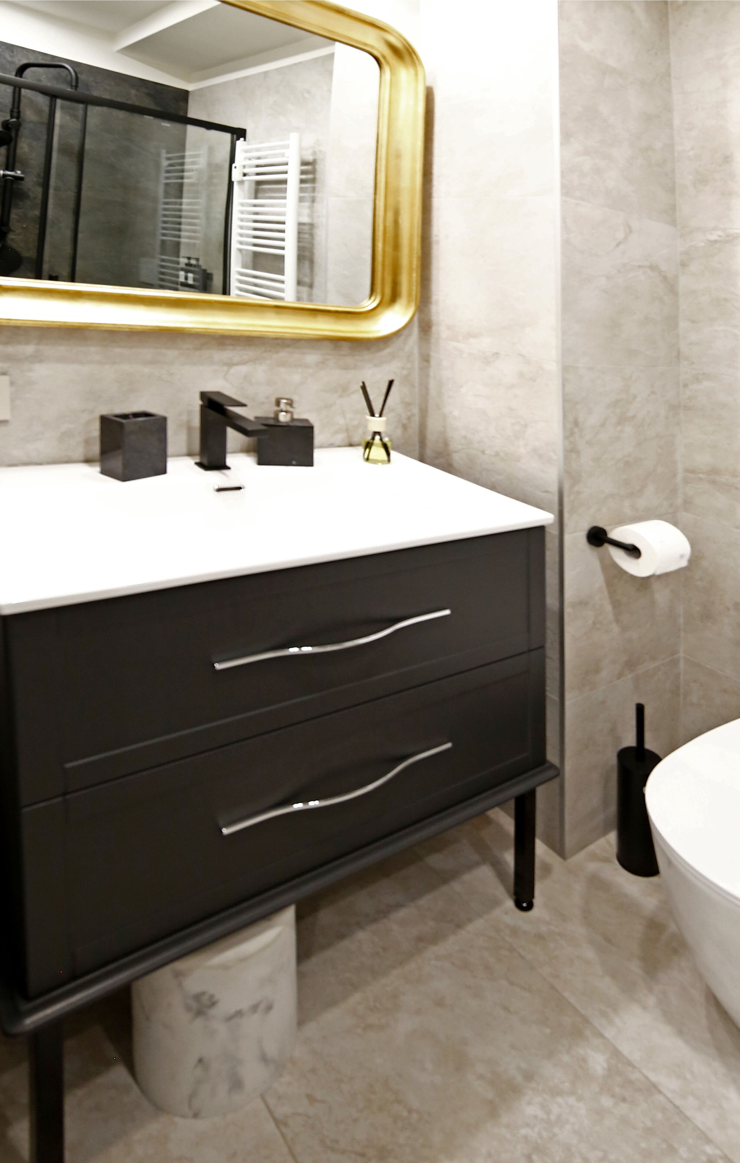 Dutxa, assecador de cabells, bidet i tovalloles 