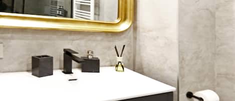 Ducha, secador de pelo, bidet, toallas