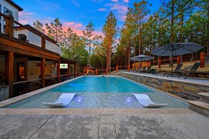 Utendørsbasseng og et oppvarmet basseng